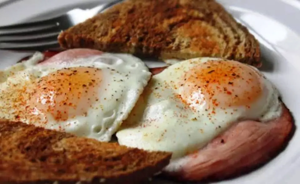FRIED EGGS AND HAM
